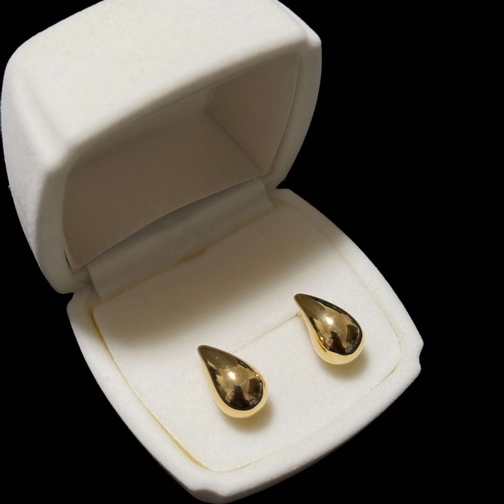 Never used 18k gold teardrop earrings